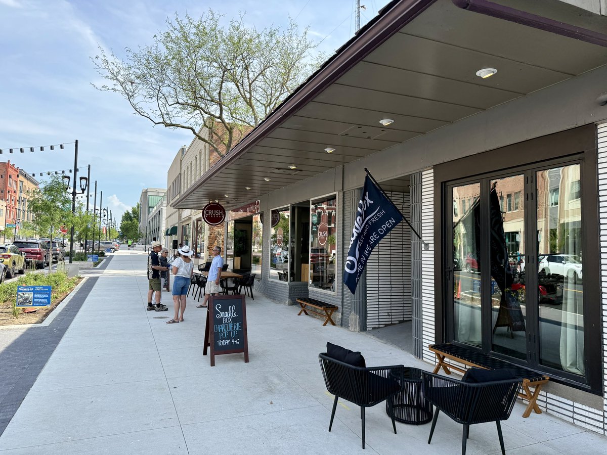 cityofsandusky's tweet image. Columbus Ave is officially open!
We cut the ribbon for the new streetscape today and held a grand opening with our local businesses.
Come down to visit and check out the signs to take a self-guided tour of the components of the new streetscape. ℹ️ CityofSandusky.com/ColumbusAve