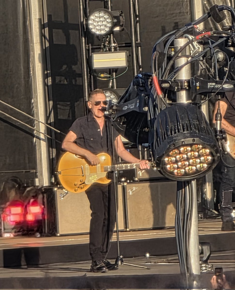 It was de summer of 2025!🎸🎤🎶
#BryanAdams in #Tilburg <a href="/spoorpark013/">Spoorpark Tilburg</a>

Genoten!!!