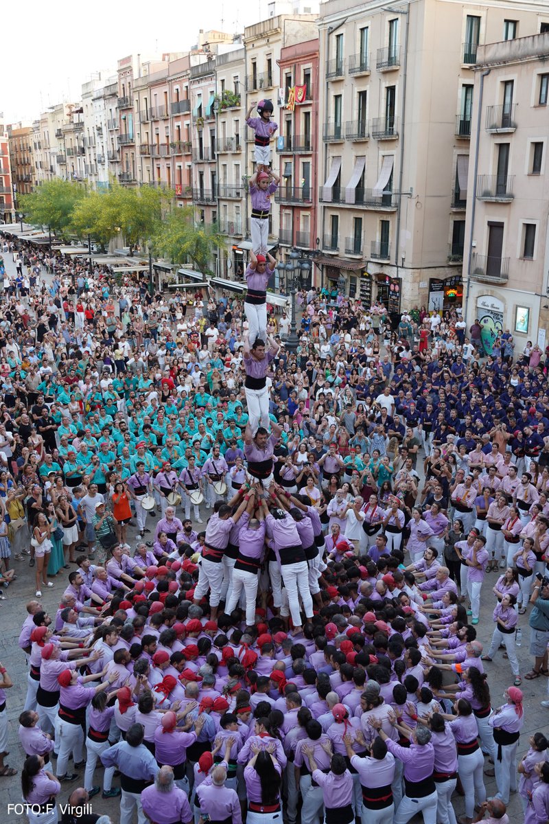 JoveDeTarragona's tweet image. 👉🏼 Sant Joan és el premi a l'assaig i és la base del que vindrà.

Hi vam estrenar el 4d9f i el vam acompanyar del 2d8f, el 4d8a, el pd7f, 3pd5 i 4pd4.

💥 Aquí comença el nostre estiu! #TotElQueCompartim

📸 F. Virgili

#castells