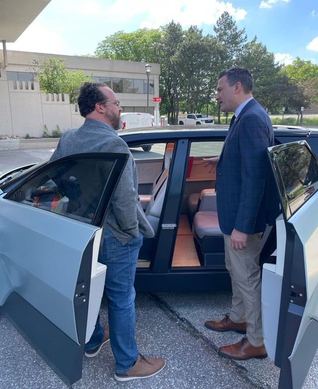 FedDev Ontario (@feddev_ontario) on Twitter photo Ajd, nous avons rencontré <a href="/APMACanada/">APMA Canada</a> pour discuter du futur du secteur canadien de l’auto.
Nous y avons vu le Projet Arrow, l’une des plus importantes collab. dans l’histoire de l’auto.
Heureux de célébrer cette innovation canadienne appuyée par le #GC à la <a href="/TOtechweek/">Toronto Tech Week</a>! Ajd, nous avons rencontré <a href="/APMACanada/">APMA Canada</a> pour discuter du futur du secteur canadien de l’auto.
Nous y avons vu le Projet Arrow, l’une des plus importantes collab. dans l’histoire de l’auto.
Heureux de célébrer cette innovation canadienne appuyée par le #GC à la <a href="/TOtechweek/">Toronto Tech Week</a>!