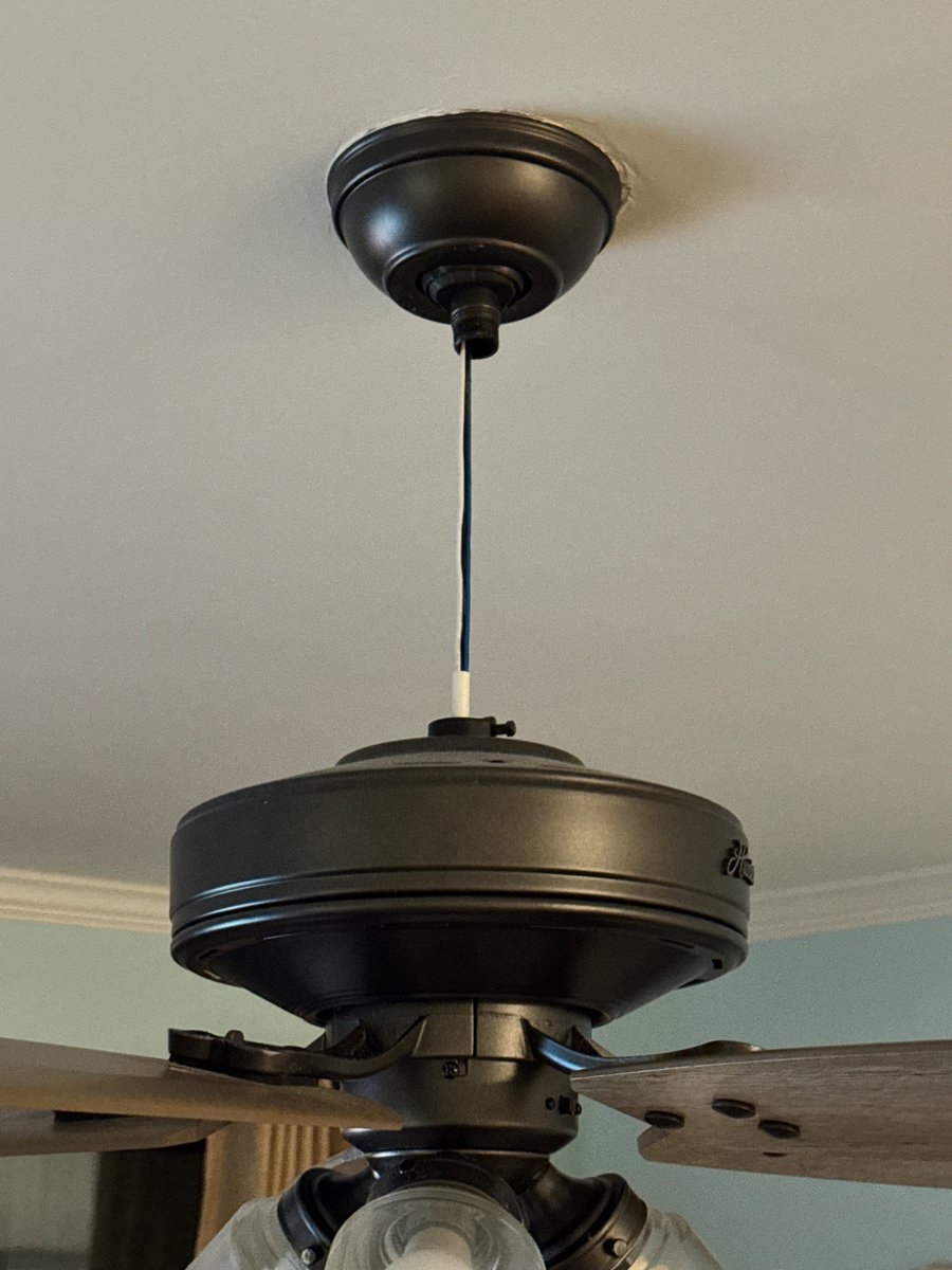 brianwirges's tweet photo. Is this safe? It doesn’t seem safe, but @vacasarentals isn’t too worried about it. They’ve let it hang out like this for over 24 hours now. https://t.co/nkqa3OC4RG