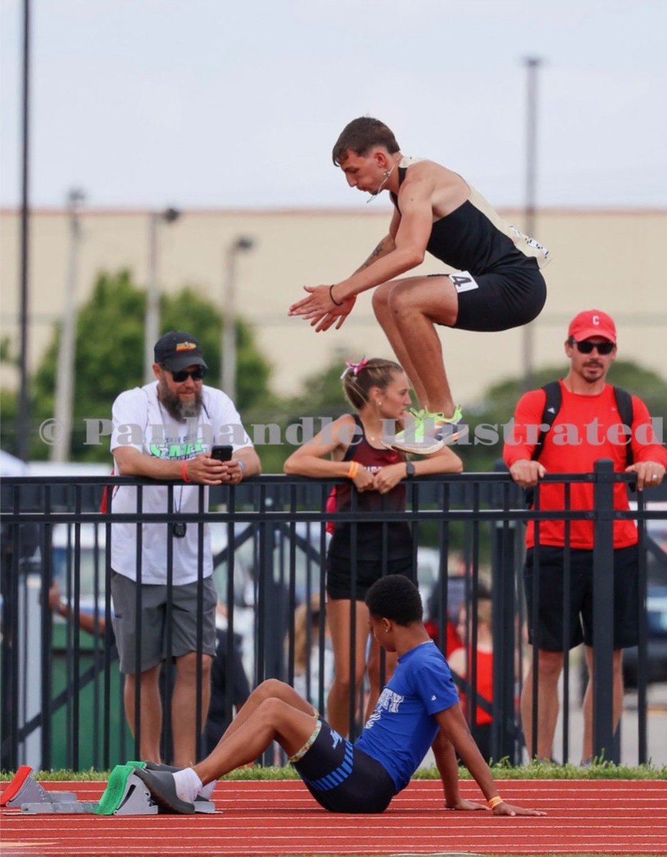 JamesBeasleyyy's tweet photo. 2025 Oklahoma 2a Back to Back 100 meter state champion, state runner up in the 200. All glory to God. https://t.co/lSGAv5B6BT