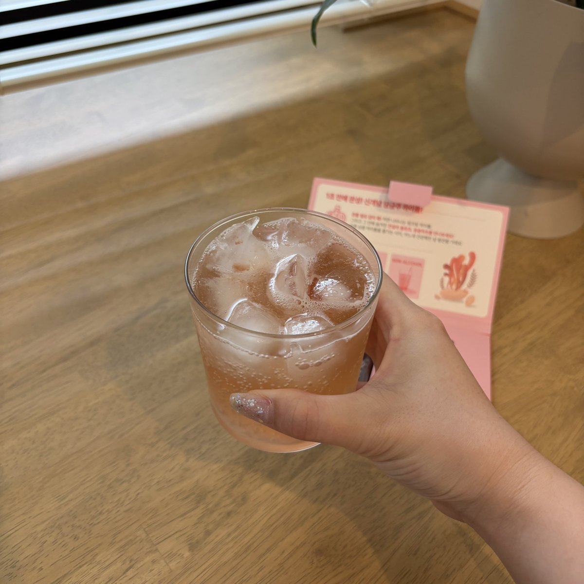 moe____0214's tweet photo. 韓国の@pinkpotion_jp からいただいた飲む美容液DIYハイボール🍸
ノンアルコールで0キロカロリーだからゴクゴク飲めて浮腫みケアにいいの✨#PR
#ピンクポーション #PinkPotion https://t.co/GXIQioTIPK