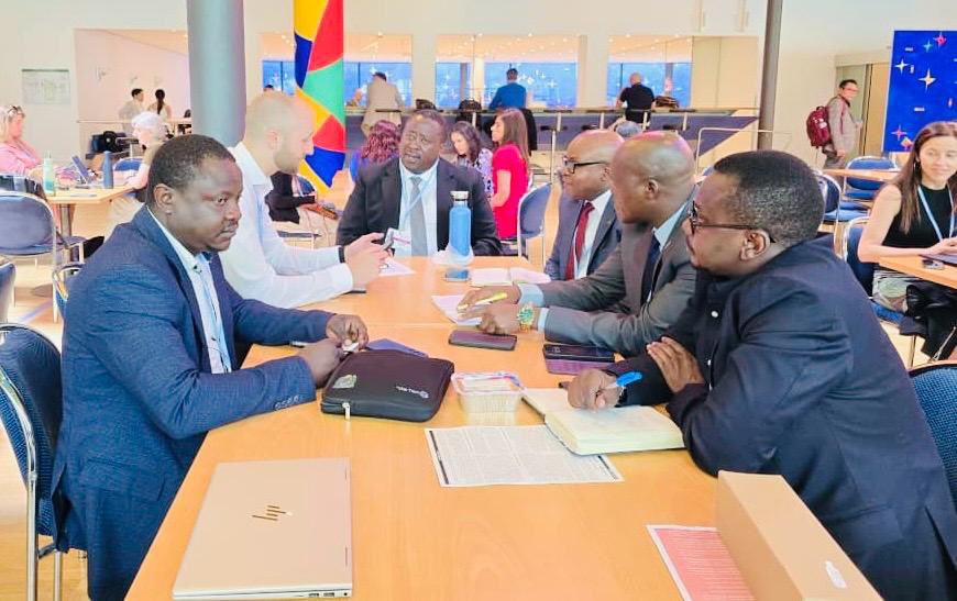 Katibu Mkuu Ofisi ya Makamu wa Rais, Mhandisi Cyprian Luhemeja amekutana na kufanya mazungumuzo na Bw. Martin Herma- wa kwanza toka mbele kusho, mwekezaji wa Miradi ya Biashara ya Kaboni wa Kampuni ya Atmosfair yenye Makao Makuu mjini Berlin, Ujerumani. 

Mazungumuzo hayo