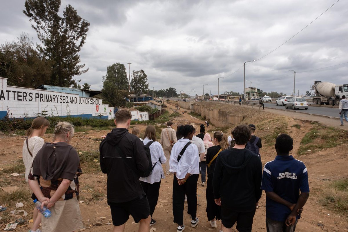 PolSci_LNU's tweet photo. En hälsning från Daniel Silander, som avslutat två veckor av fältstudier på kursen Sociala relationer i globaliseringens tid i Nairobi, Kenya:
Andra veckan av fältstudier i Nairobi har avslutats med fokus på utbildning för hållbar utveckling. https://t.co/psqwb9z3IP