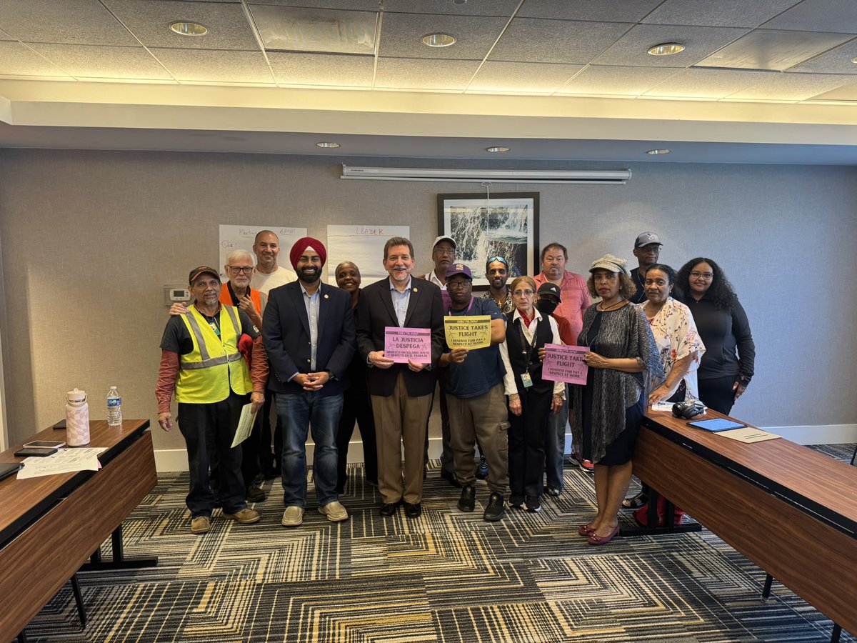 DavidReidVA's tweet image. Proud to stand with @32BJSEIU at the Airport Workers Membership Meeting. Your fight for fair wages, strong benefits, and dignity on the job is essential to building a stronger, more just Virginia. Thank you for all that you do. #UnionStrong