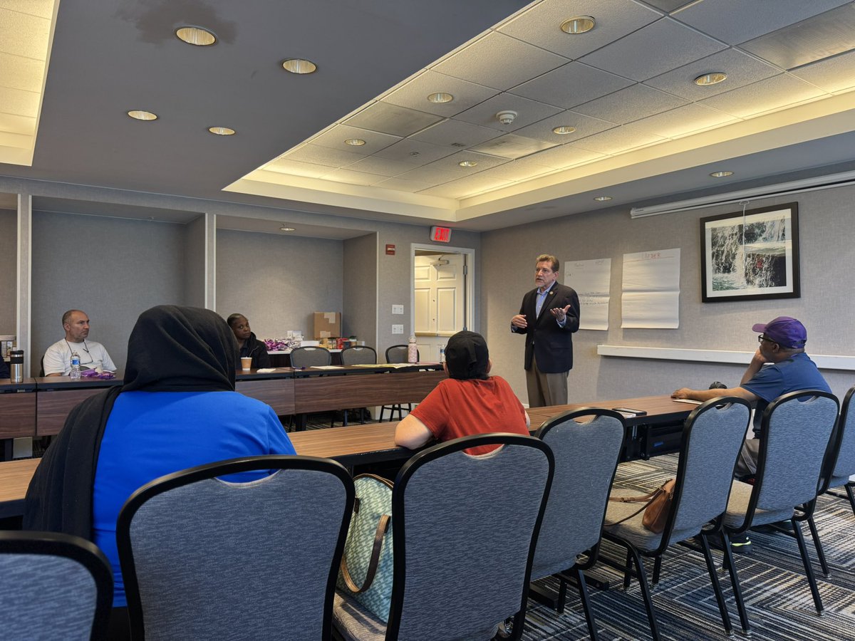 DavidReidVA's tweet image. Proud to stand with @32BJSEIU at the Airport Workers Membership Meeting. Your fight for fair wages, strong benefits, and dignity on the job is essential to building a stronger, more just Virginia. Thank you for all that you do. #UnionStrong