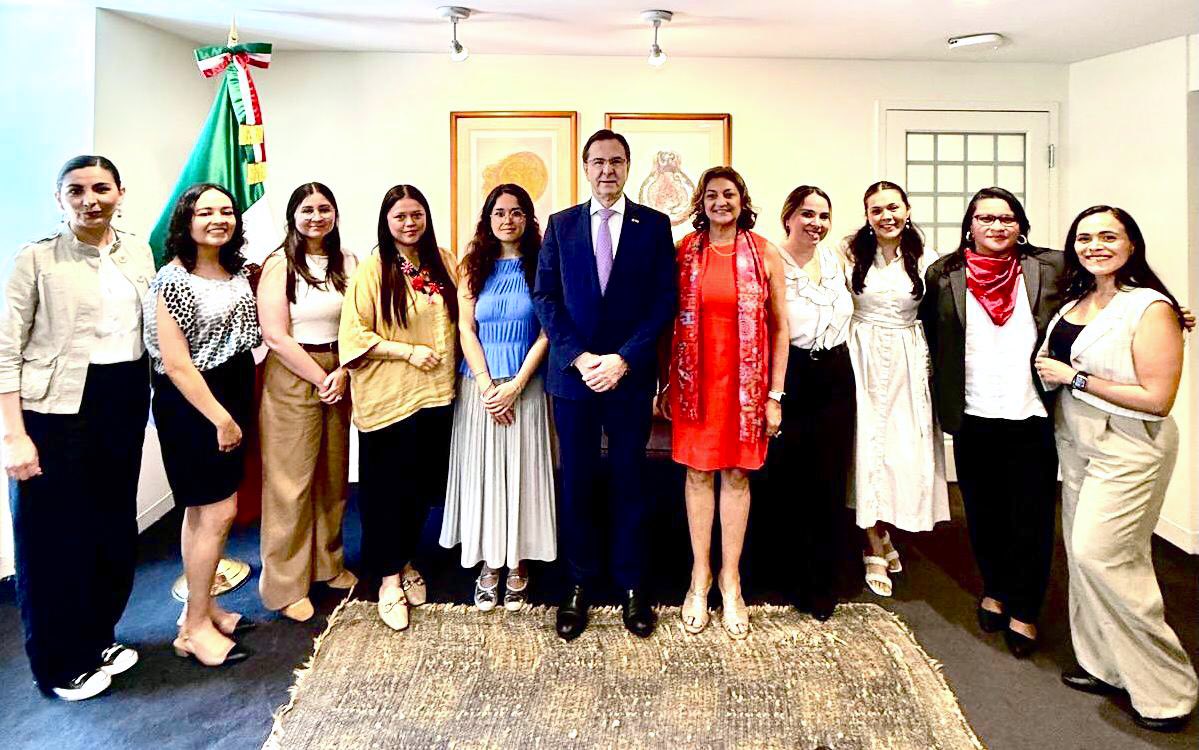 En contextos complejos y frente a desafíos globales, nuestras diplomáticas abren camino, construyen soluciones y representan, con convicción, los intereses de 🇲🇽#México.

En este Día de las Mujeres en la Diplomacia, reconozco y agradezco la entrega y el trabajo de quienes