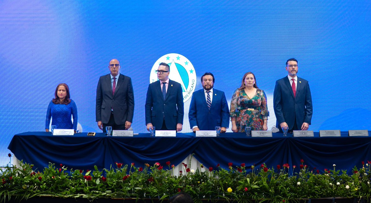 DanielmarquezSV's tweet photo. Participamos del Foro Económico de Inversión del @PARLACEN en San Salvador. Donde una serie de funcionarios y expertos en materia nos hablaron de las proyecciones y realidad económica de la región, así como las buenas prácticas del gobierno del Pdte @nayibbukele 🇸🇻 https://t.co/EEsD7vHkBV