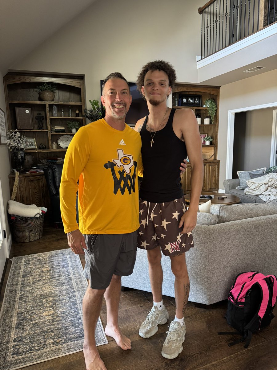 Great to catch up with <a href="/VysonM/">Vyson Miller</a> 
Dude is doing great things! Definitely a high when former players come by to catch up! #FAAB