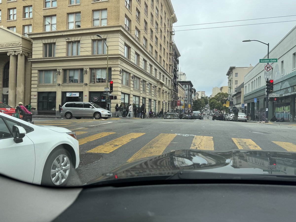 roddimo's tweet photo. What are waiting to clean this up SF ? GoldenGate and Leavenworth @SFPDTenderloin @SFPD @DanielLurie https://t.co/MueHXtxi3n