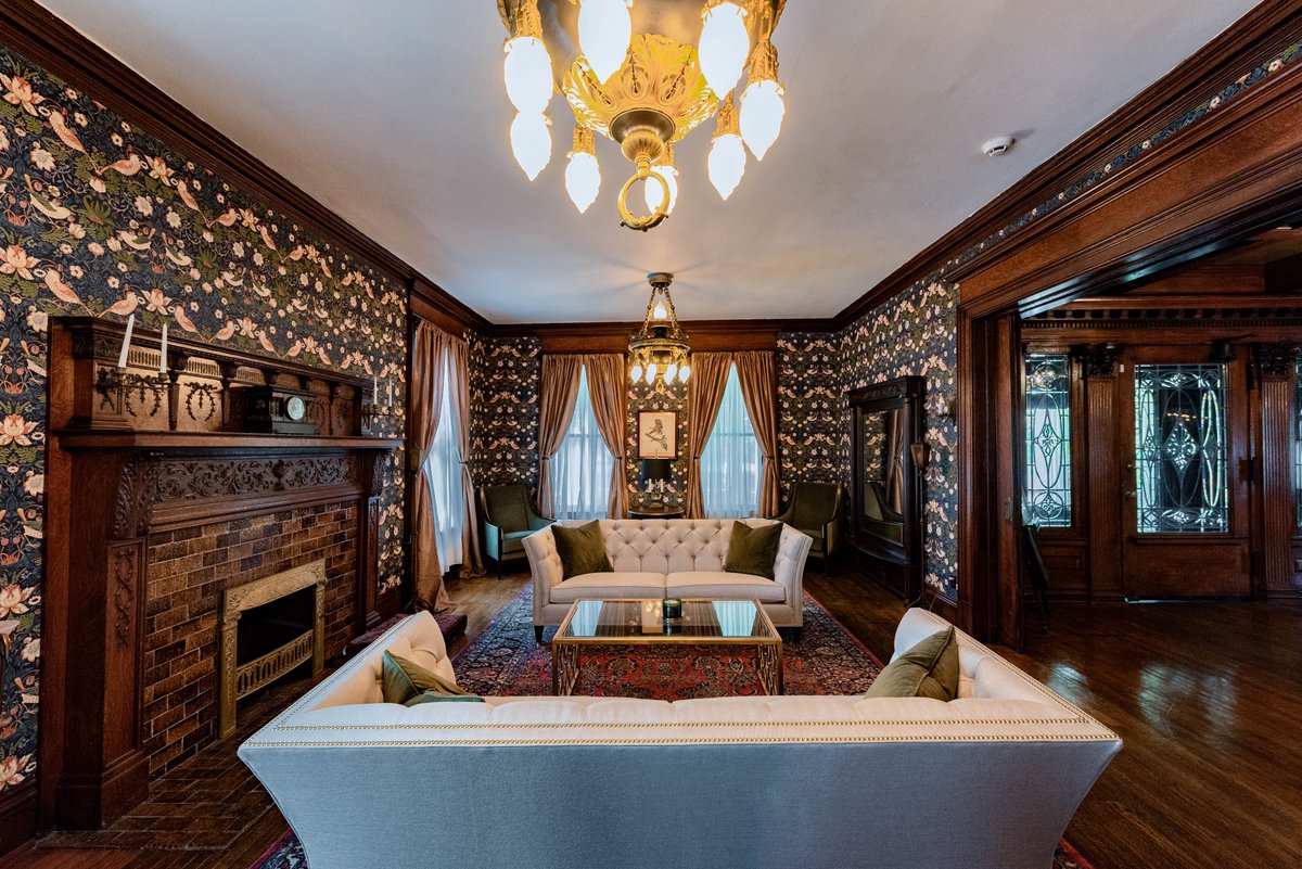 Zillow Gone Wild 🏡 tweet media