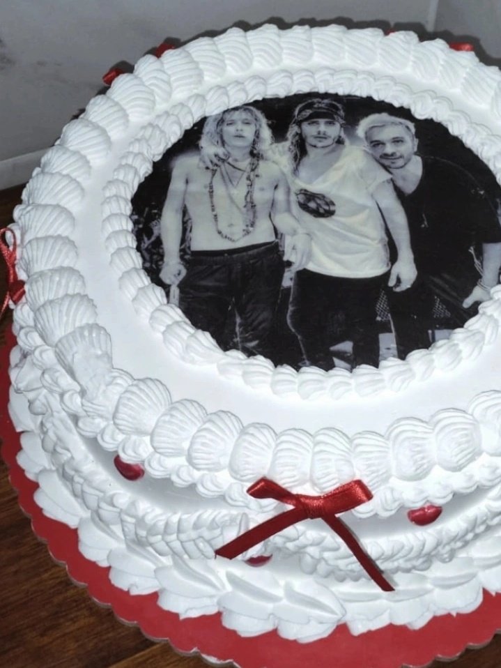 sofierbakera's tweet photo. MIREN MI TORTAAAAAA 😭🌟 @AIRBAGoficial @GuidoAIRBAG @GastonSardelli los amo wachos, díganme feliz cumple 🍾 https://t.co/haP5jR5nML