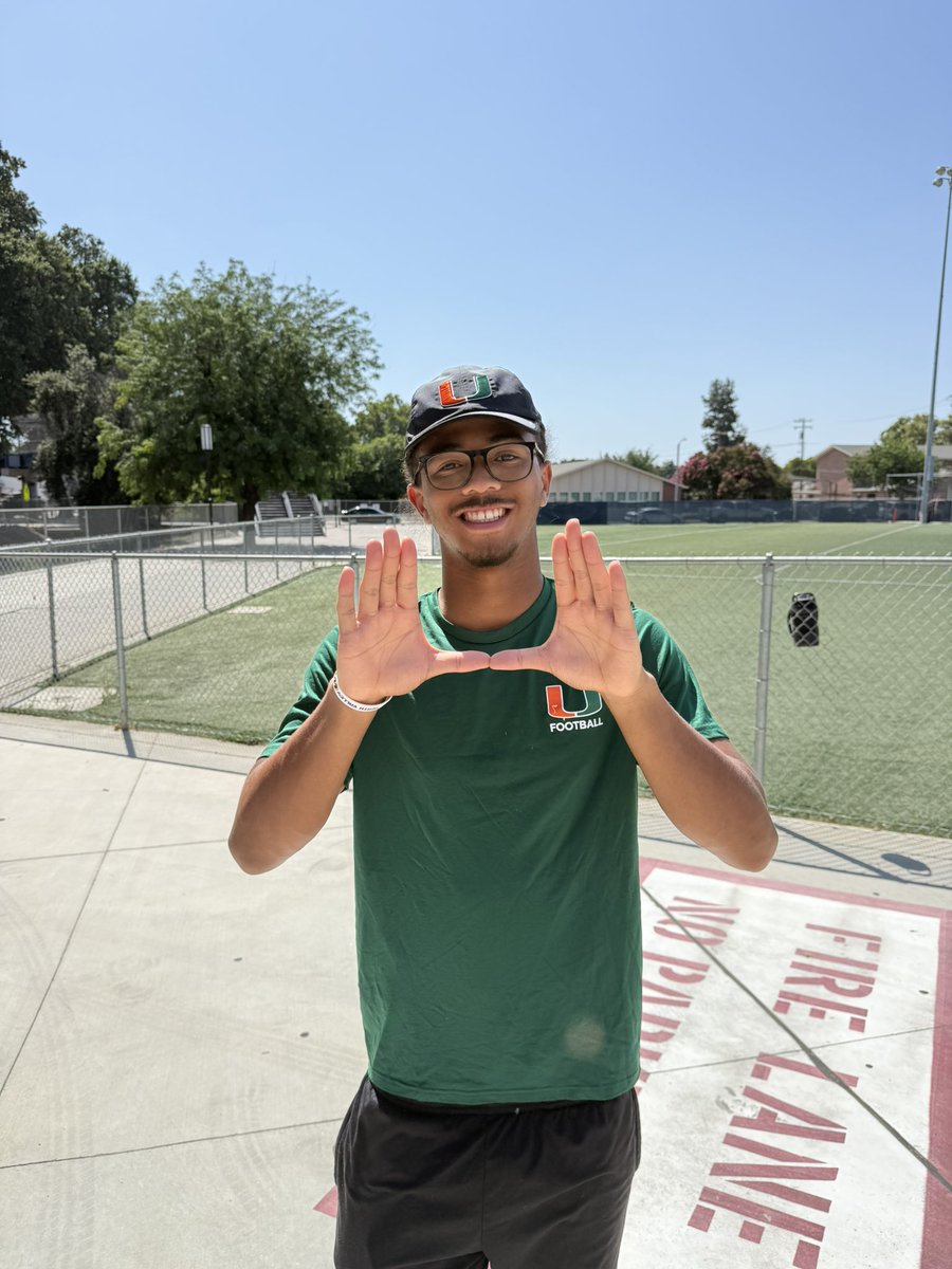 gabecamarillo_'s tweet image. Briggs picks Miami! He shared the moment with his father, who is dealing with Parkinson’s Disease. 

He said the journey here, which included being homeless most of his high school career, made him grow up fast and equipped him for a cross-country move like this. @KMPHFOX26
