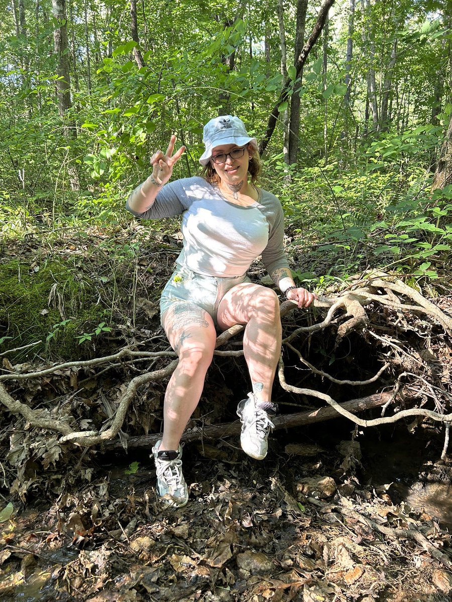 ABrooksHadley's tweet photo. Cute little photo for my paypigs after my walk by the river, you’re welcome 😘 https://t.co/8UTXtLXq4g