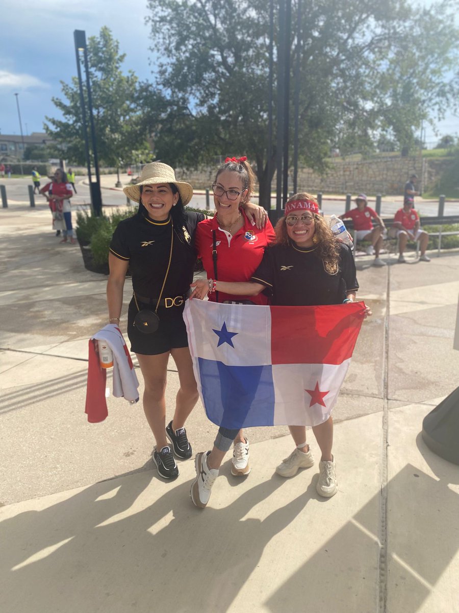 ricardhurtado's tweet photo. Los panameños en el  Austin Stadium esperando el encuentro Panamá vs Jamaica. Mis hijas Michelle, Marissa y Maggie con la barra de la @marearojapty . Mi yerno Jorge Branca refuerza el tema canalero. Arrrrriba Panamá! https://t.co/G44wM2vfi5
