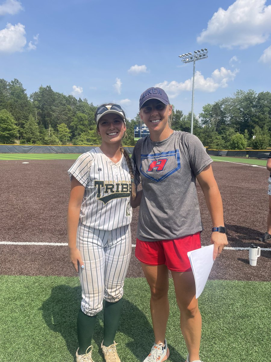 Hadleigh_13's tweet photo. Thank you for the great catching, fielding, and hitting camps today at @RoyalsSball . Thank you coaches for all the instruction! @uscaikensb @KellaArmstrong @KSUOwlsSB @GWUSoftball @CofCSoftball https://t.co/4eZaHw9kfS