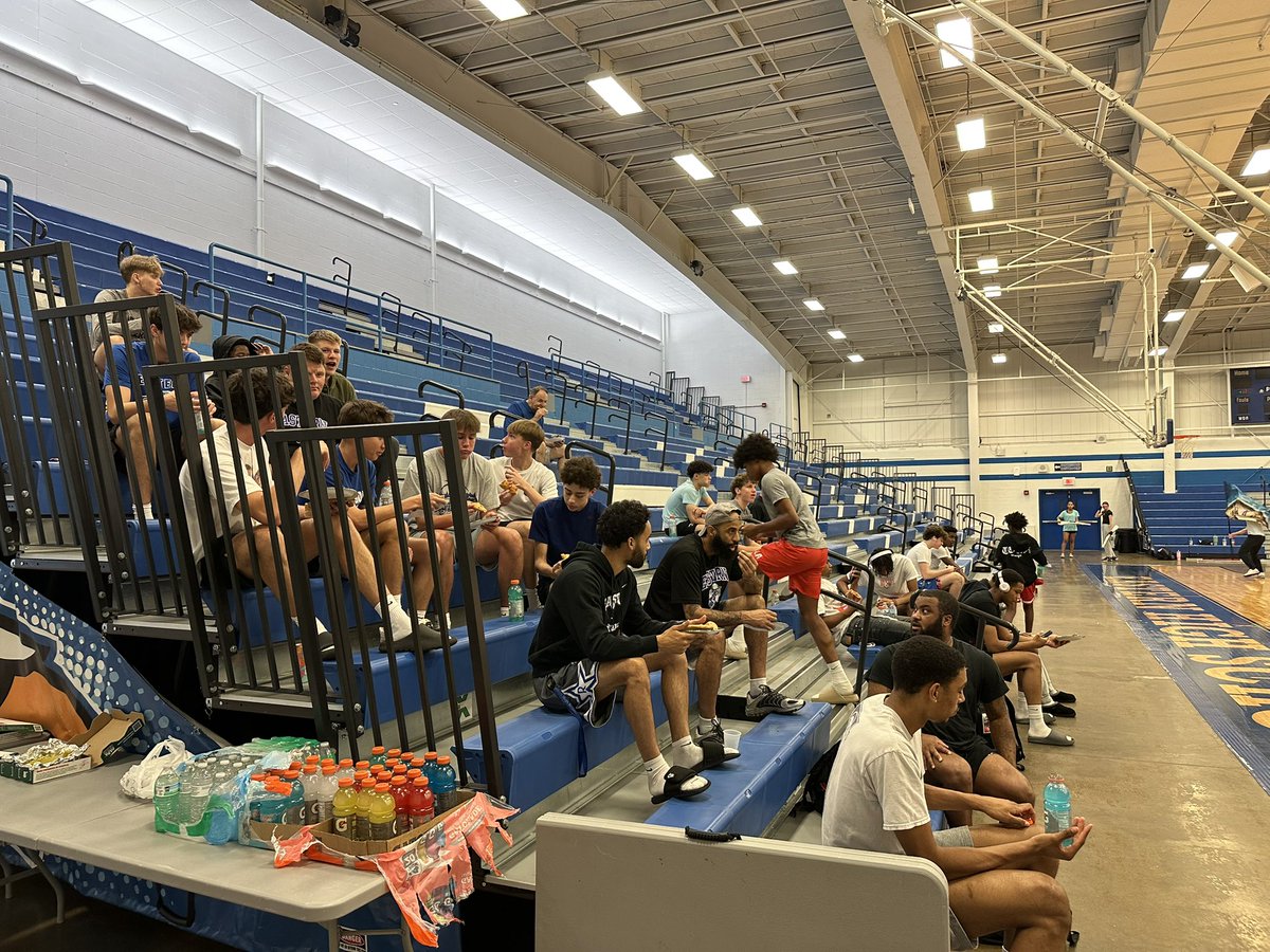 EasternHSBBall's tweet image. Last Day before the dead period starts. Our end of June Team outing. We were missing some guys who are out of town but we had a great time bowling & eating pizza.
#Toughness
#FlyEastern