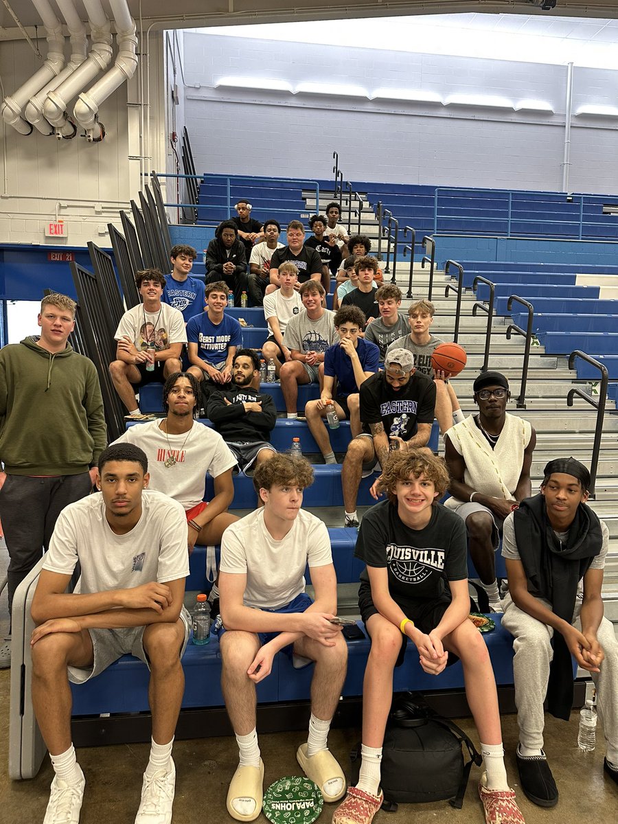 EasternHSBBall's tweet image. Last Day before the dead period starts. Our end of June Team outing. We were missing some guys who are out of town but we had a great time bowling & eating pizza.
#Toughness
#FlyEastern