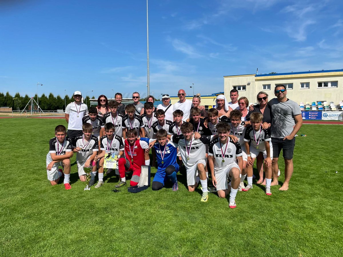 U15 vyhrála dvoudenní turnaj v Holicích!
Celé mužstvo se tak rozloučilo s žákovskou kategorií jednou malou fotbalovou pohádkou. Čtěte na webu fczdas.cz/article/762