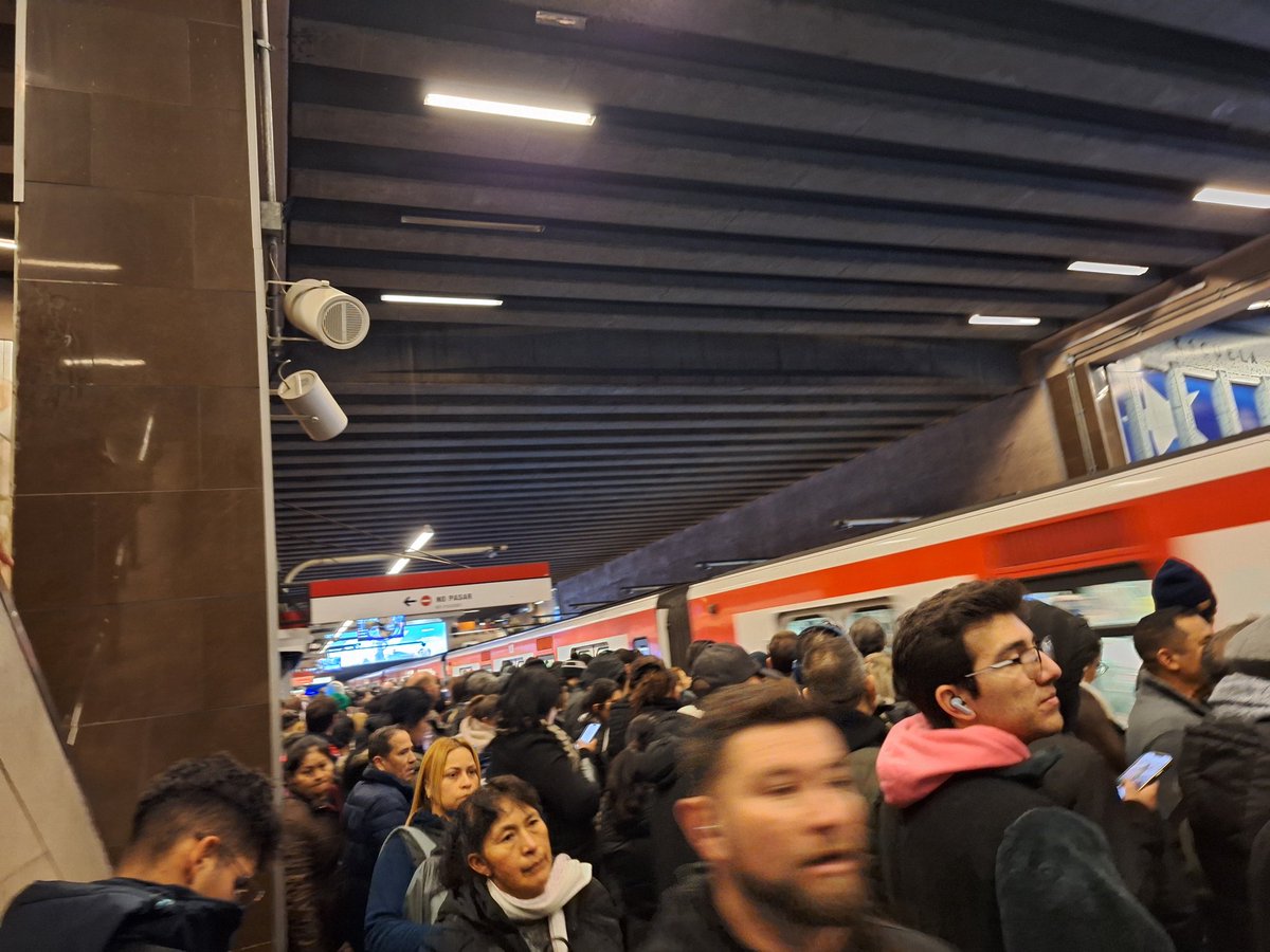 _isabelpinom's tweet photo. @metrodesantiago como es posible de nuevo problemas Linea  1 en hora punta IMPRESENTABLE https://t.co/cWVFUEQVkm