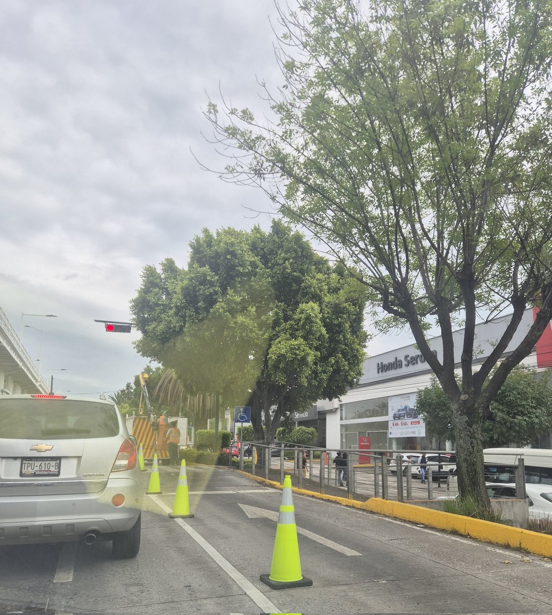 victorerob's tweet photo. #VictorBarrientosReporta 
#LaVozDeLosPoblanos

Carril derecho cerrado justo frente a Galerías Serdán,  dirección al centro, por mantenimiento a semáforo 
@TribunaVigila https://t.co/9e4zdGLvC7