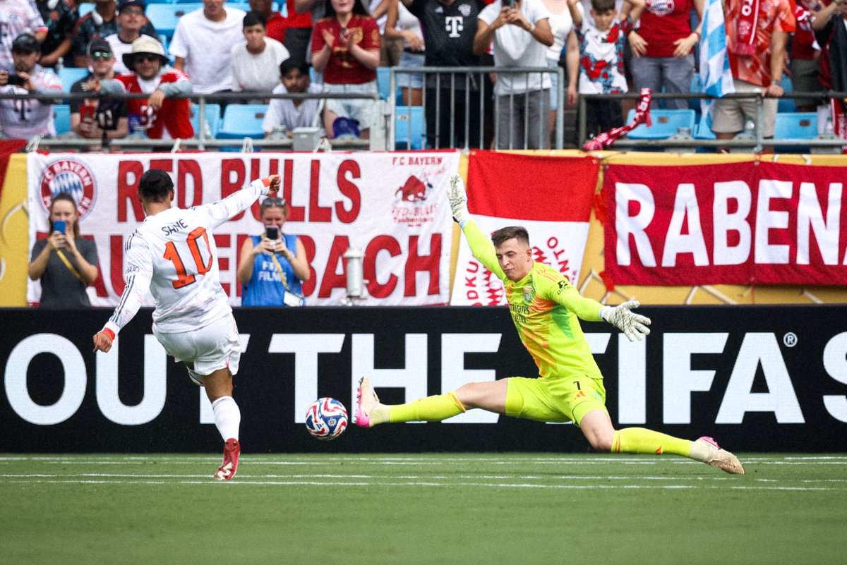 SLBenfica's tweet photo. ✨ Anatoliy Trubin appreciation tweet 🧤

#SLBFCB • #FIFACWC • #TakeItToTheWorld https://t.co/xmlOUw5Wmk