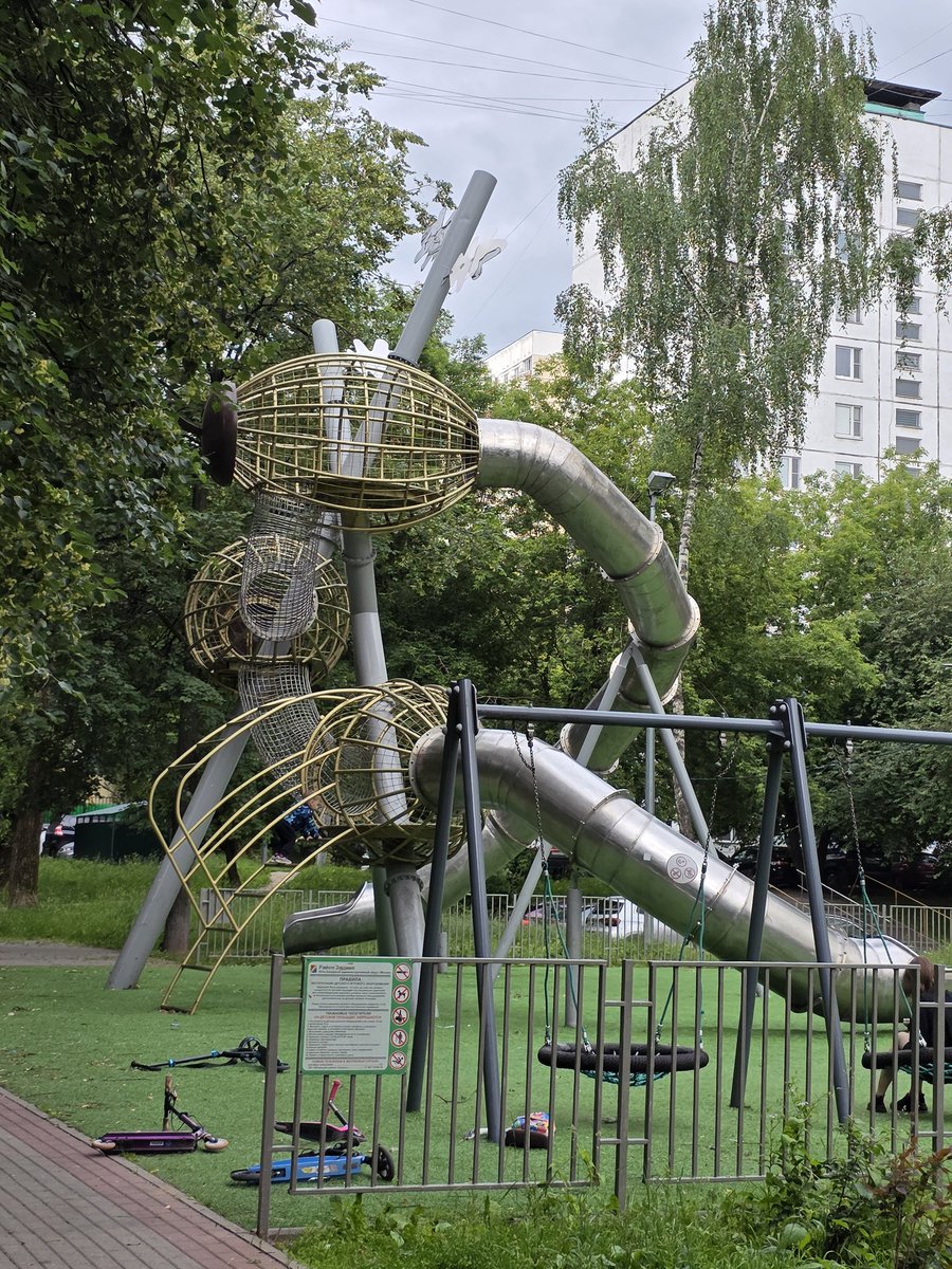 AKantemirov's tweet image. A few more random shots. Some custom built playgrounds here are jawdropping. Will have to visit with Alisa next time to test for safety.