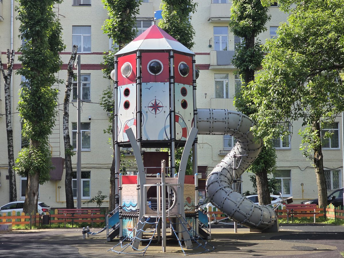 AKantemirov's tweet image. A few more random shots. Some custom built playgrounds here are jawdropping. Will have to visit with Alisa next time to test for safety.