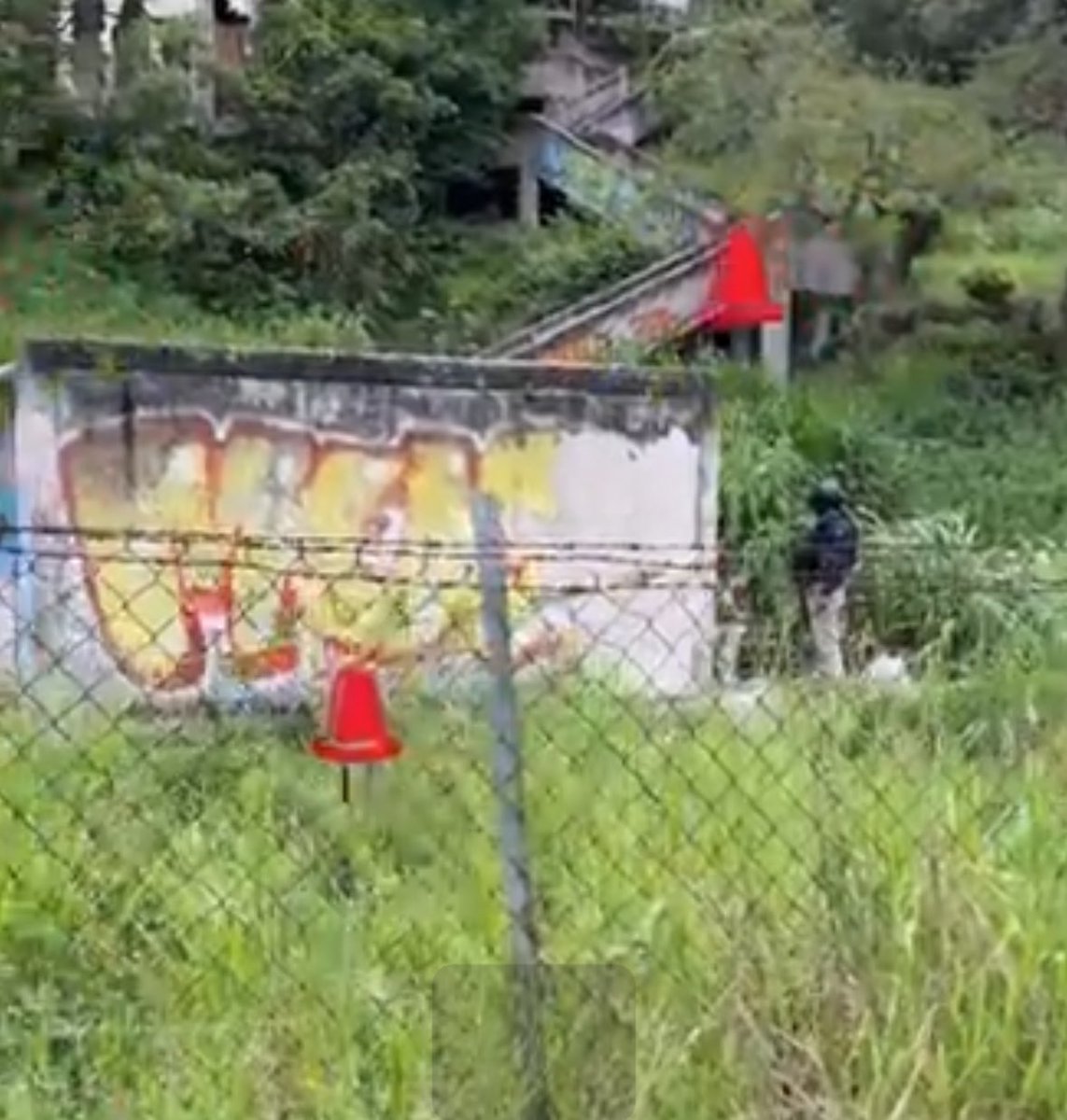 #UltimaHora Persona sin vida en #Xalapa  CHECA FOTOS EXCLUSIVAS EN facebook.com/share/v/15CyFc… #VERACRUZ #Mexico