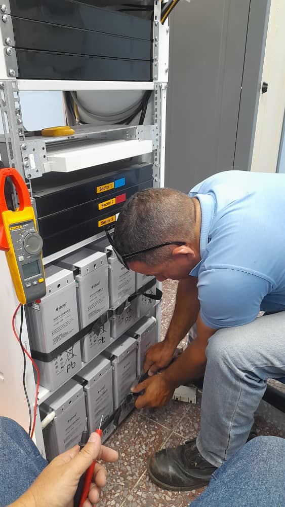 La situación financiera de #ETECSA, va  permitiendo que se   recuperen capacidades y mejoren los  servicio con  la sustitución de baterías. Es un hecho el avance en el respaldo energético de los sitios más importantes, gabinetes y radiobases.  #EtecsaConCuba.