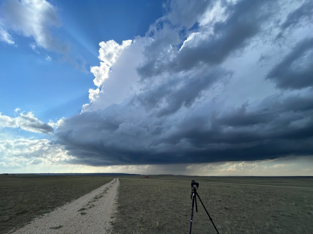 ogarrah5's tweet photo. The cameras are rolling and Mother Nature is cooking here just west of Casper, WY with this rapidly intensifying supercell!! #wywx https://t.co/XnKJzd8FnF