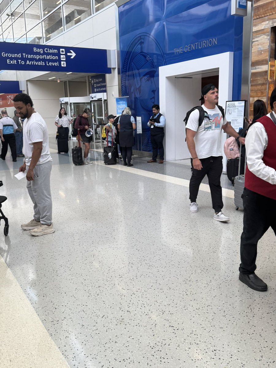 mimima713's tweet photo. Ofrecen y ofrecen sus salas centurión y cuando las necesitas están con lista de espera y sólo una en aeropuertos grandísimos… ustedes no esperan por la anualidad y nosotros si por sus “beneficios” 
@AmexBusiness #dallastx #platinumcard https://t.co/bXXSqGbdrs