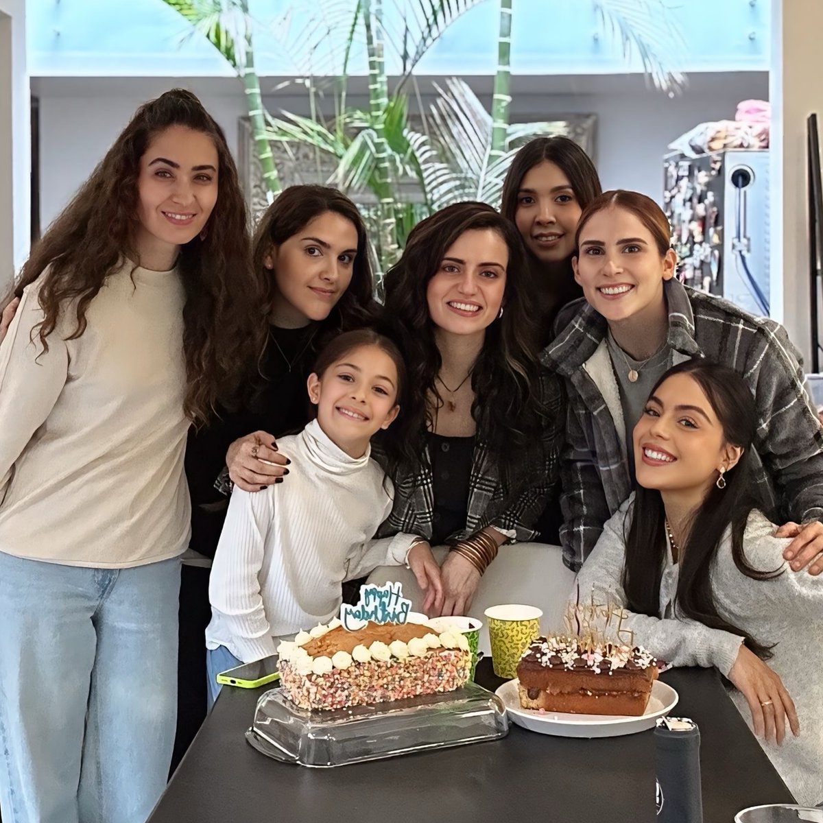 Novelitis_fans's tweet photo. Festejando a dos amigas cumpleañeras ayer la reina #evacedeño @evacedenor , junto a @ClaudiaTroyo #dianaharo #camillemina #mariavillar https://t.co/BBKWifagVD