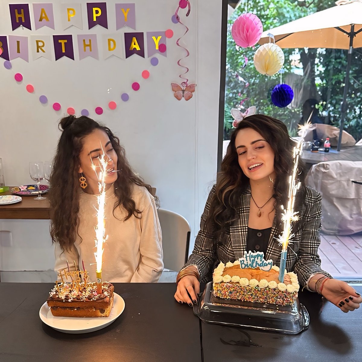 Novelitis_fans's tweet photo. Festejando a dos amigas cumpleañeras ayer la reina #evacedeño @evacedenor , junto a @ClaudiaTroyo #dianaharo #camillemina #mariavillar https://t.co/BBKWifagVD
