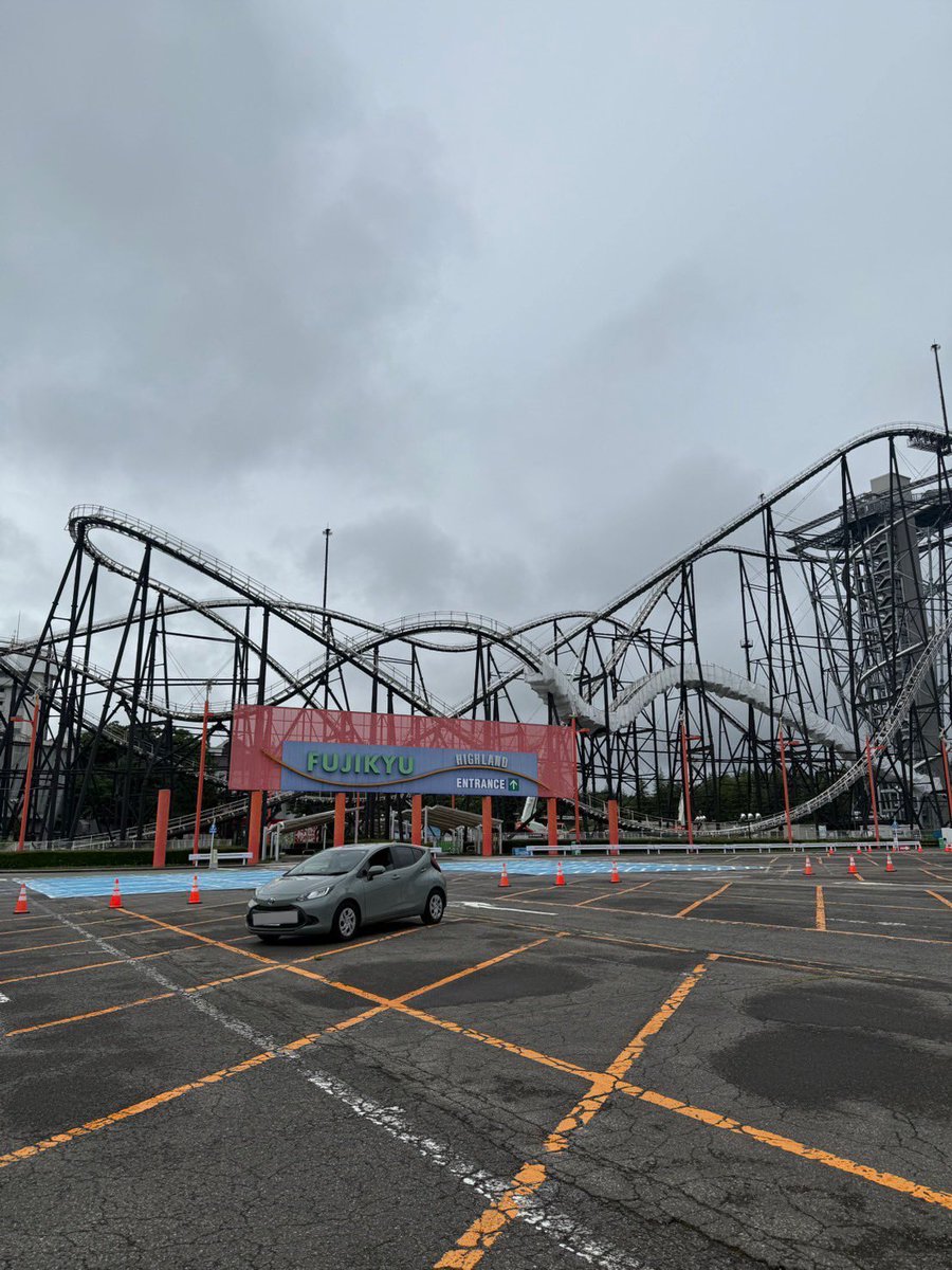 仕事終わってないから午後には帰るけどどうしても富士急行きたくて朝バカ早く起きて着いた
大人はなんでもできる　免許さえあれば