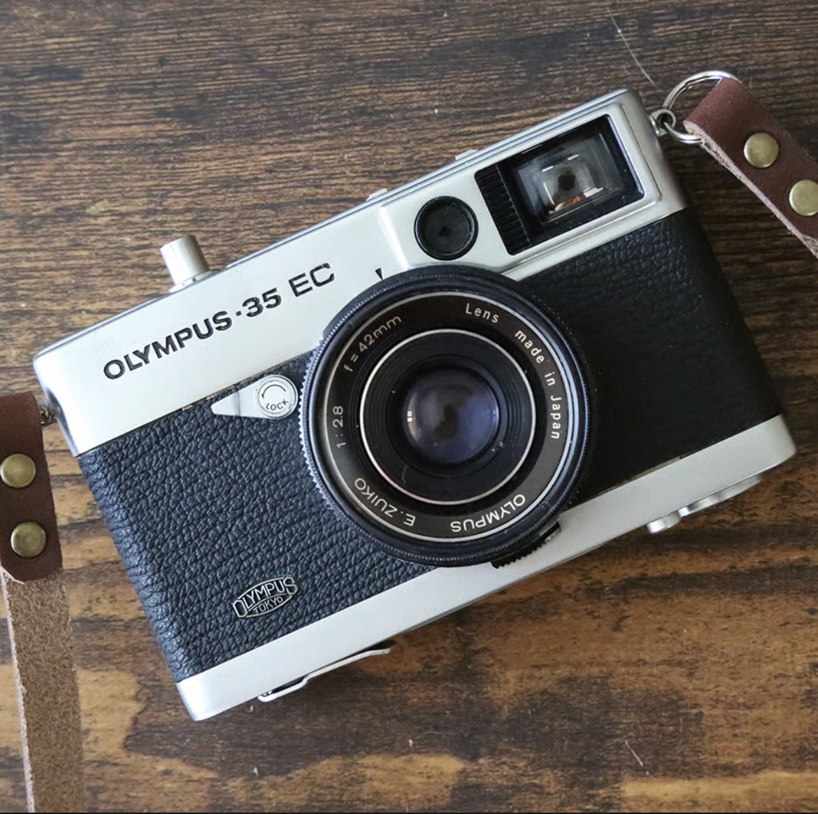 DearPru43803316's tweet photo. エレコンの愛称で呼ばれたOLYMPUS 35 EC(初代)です。スタイリッシュでカッコいいフィルムカメラ！プロフィール→STORES→New Itemからご覧ください #雑貨 #ブロカント #ヴィンテージ #カメラ女子 #フィルムカメラ #filmphotography #Olympus #オリンパス #35ec #フルサイズカメラ https://t.co/1t12L9IUSw