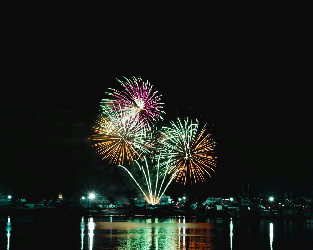VisitOxnardCA's tweet image. 🎆 Fireworks by the Sea is back this 4th of July at Channel Islands Harbor, kicking off at 9 p.m. sharp. Claim your spot along the waterfront for 30 minutes of sky-high sparkle by the sea! 🌊💥 -- bit.ly/45QR3i9
📍: @ciharbor
#VisitOxnard #OxnardCa #VisitCalifornia