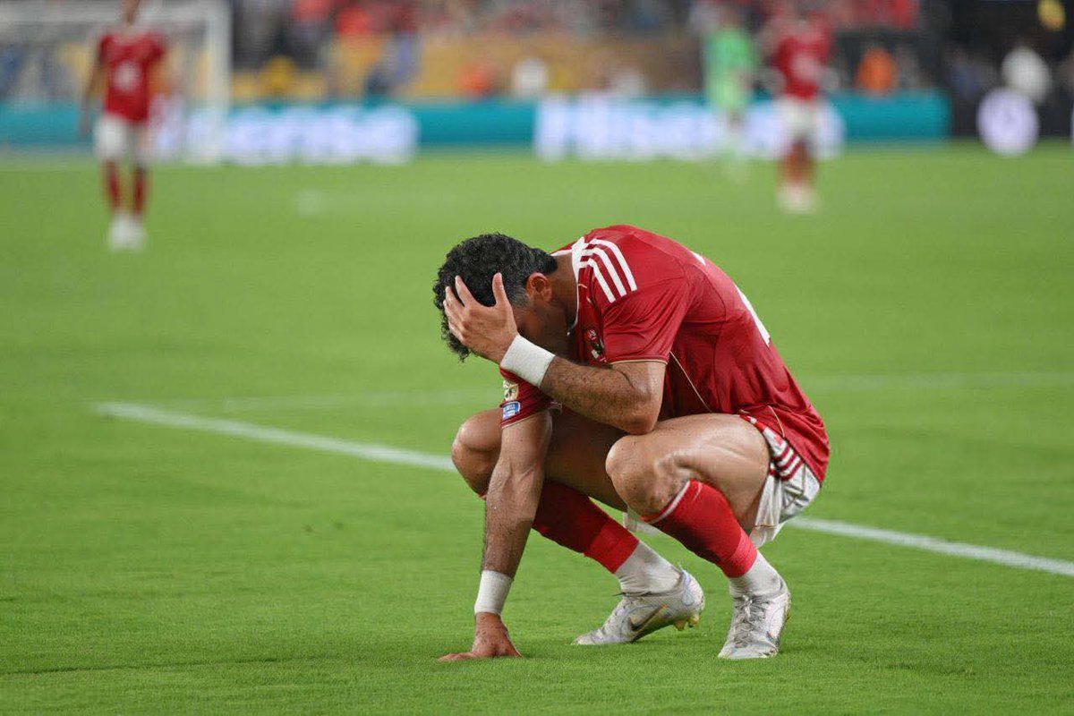 #حاسبوا_اداره_الاهلي 
#زيزو_اهلاوي
 90 دقيقة بيجري بالكورة ومن غير الكورة ، مفيش نقطة عرق بخل بيها عن الفرقة ، رغم انه جري كتير و البدني وقع ، لكن لحد اخر ثانية كان بيعافر في جريته عشان يعمل الزيادة العددية قدام راجل يا زيزو   ..تستاهل مليون قلب🤍