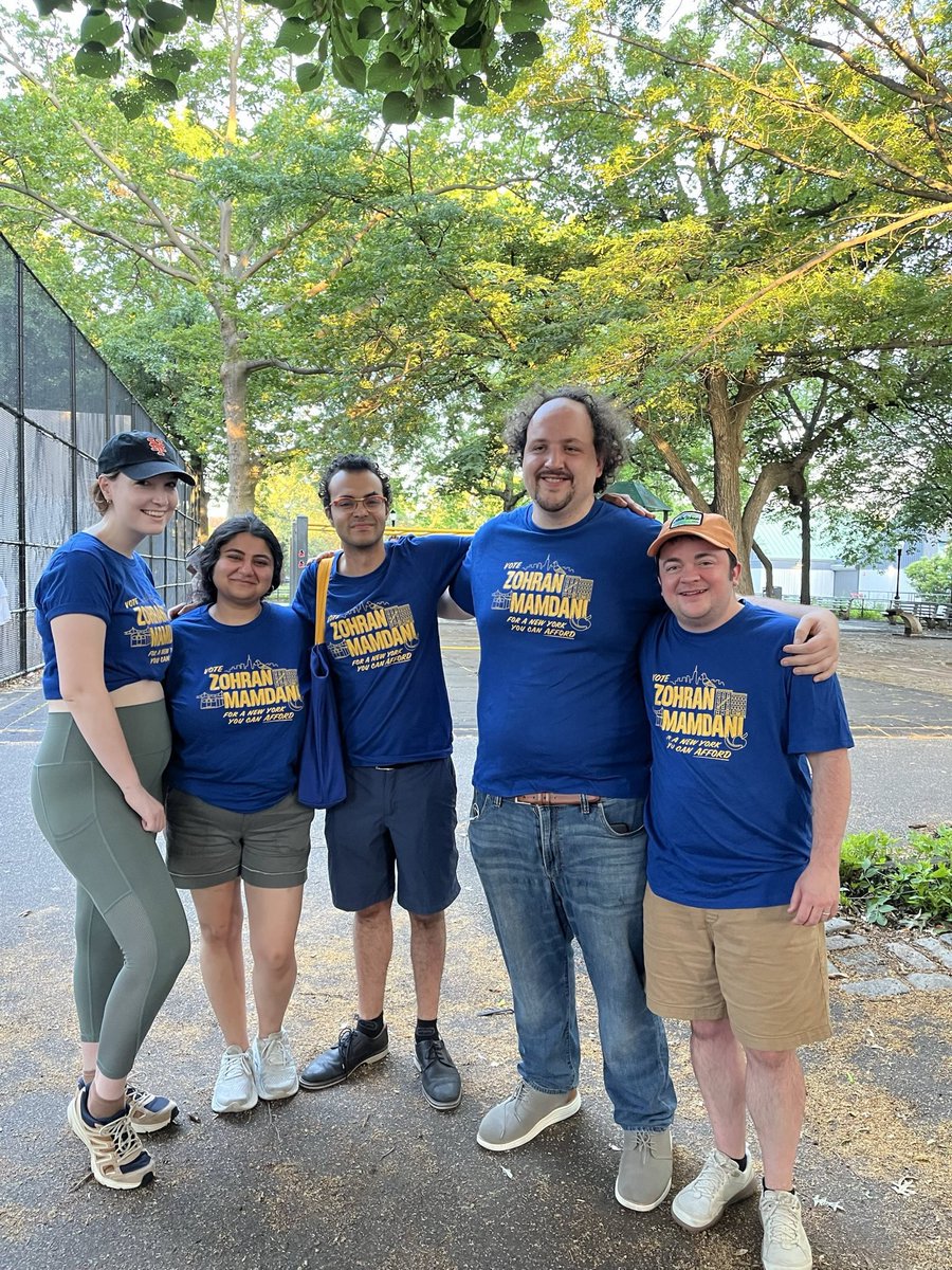 Marxist Unity Group out in force for Zohran at 6AM this morning! We can’t just have a candidate. We can’t just have a movement. We need a Party, and we’re building one here.