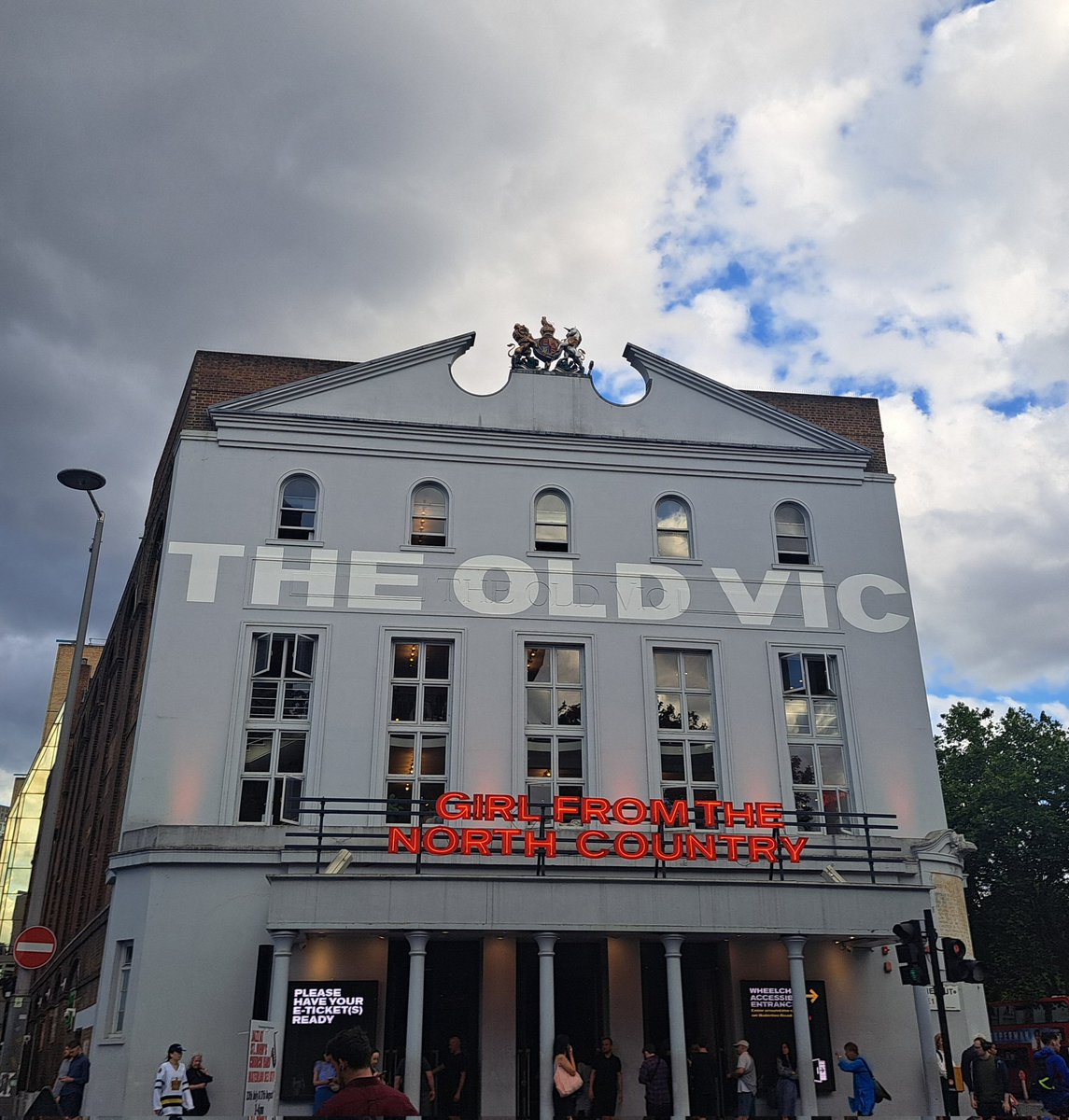 Enjoyable night <a href="/oldvictheatre/">The Old Vic</a> watching #GirlFromTheNorthCountry Loved the staging and tone of the piece. I particularly enjoyed watching <a href="/KatieBrayben/">Katie Brayben</a> but the whole cast is super talented (they can siiiing!) 🎶🎭 #PwCPreviews