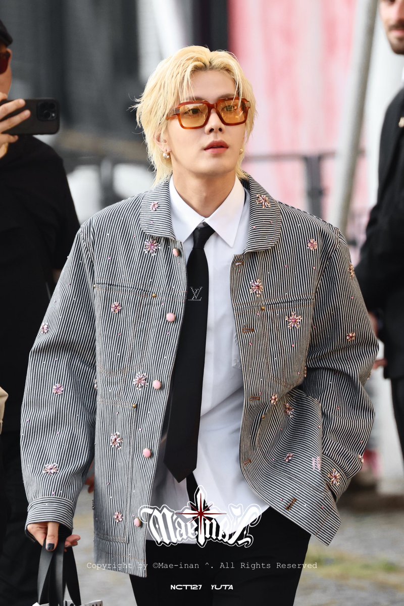 127_FESS's tweet photo. Outfit yuta! di pfw kali ini 😭💓 ganteng bgttt abang!!! 

YUTA ROCKS PFW IN LOUIS VUITTON
#.LouisVuittonxYUTA 
#.LVMenSS26 
@.LouisVuitton https://t.co/BGTYQEXeDg