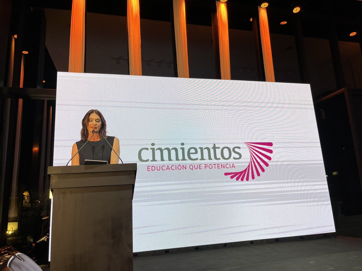 Cimientos's tweet photo. [AHORA] De la mano de @Marianaarias les damos la bienvenida a la #NocheCimientos 2025. Estamos convencidos de que la educación es la herramienta por excelencia para potenciar las trayectorias de los adolescentes y jóvenes. #EducaciónQuePotencia https://t.co/X4RdtuZfc4