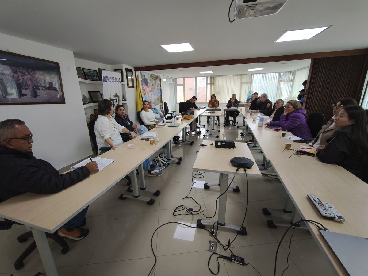 Central Unitaria de Trabajadores (@cutcolombia) on Twitter photo Hoy desde la <a href="/cutcolombia/">Central Unitaria de Trabajadores</a>, sostuvimos una reunión con el nuevo director de <a href="/JFColombia/">Justice for Colombia</a> Víctor Figueroa, junto a <a href="/fecode/">fecode</a> <a href="/USOColombia/">USO Colombia</a> @fensuagro y otros.
Dialogamos sobre la situación sindical en Colombia, la #ReformaLaboral y el fortalecimiento del movimiento sindical. Hoy desde la <a href="/cutcolombia/">Central Unitaria de Trabajadores</a>, sostuvimos una reunión con el nuevo director de <a href="/JFColombia/">Justice for Colombia</a> Víctor Figueroa, junto a <a href="/fecode/">fecode</a> <a href="/USOColombia/">USO Colombia</a> @fensuagro y otros.
Dialogamos sobre la situación sindical en Colombia, la #ReformaLaboral y el fortalecimiento del movimiento sindical.