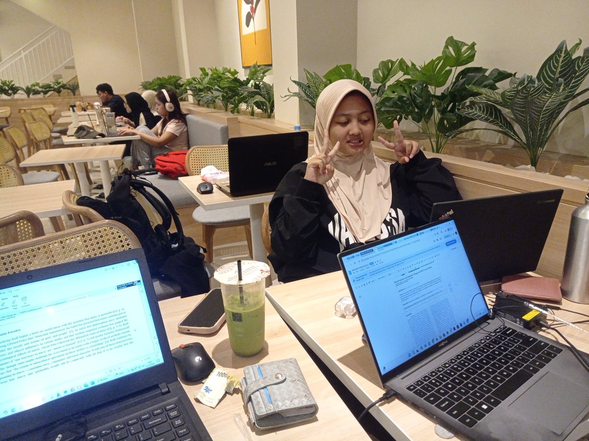 kyuenology's tweet photo. berhasil mengajak 2/7 nugas sampe pagi meski nyawa saat ini pada 0% #tilldrop https://t.co/DChdm3ZiQq