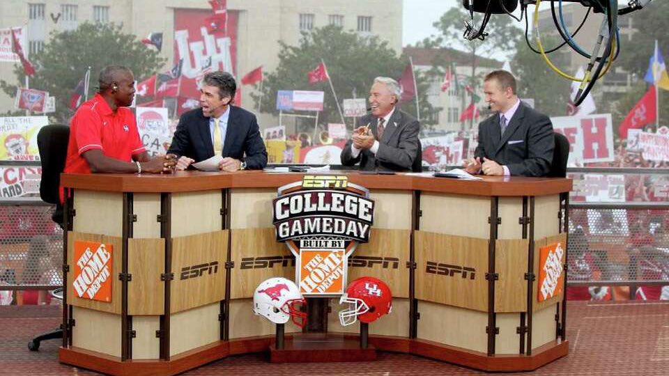 CougarGuardian's tweet photo. Houston Cougars Throwback — November 19th, 2011

- No. 11 UH vs SMU at The Rob 
- ESPN College Gameday on campus 
- Case Keenum Senior Day 

Coogs beat SMU 37-7, move to 11-0 (7-0 CUSA) on the season

// a thread 🧵

#GoCoogs https://t.co/d3mN5OjMv2