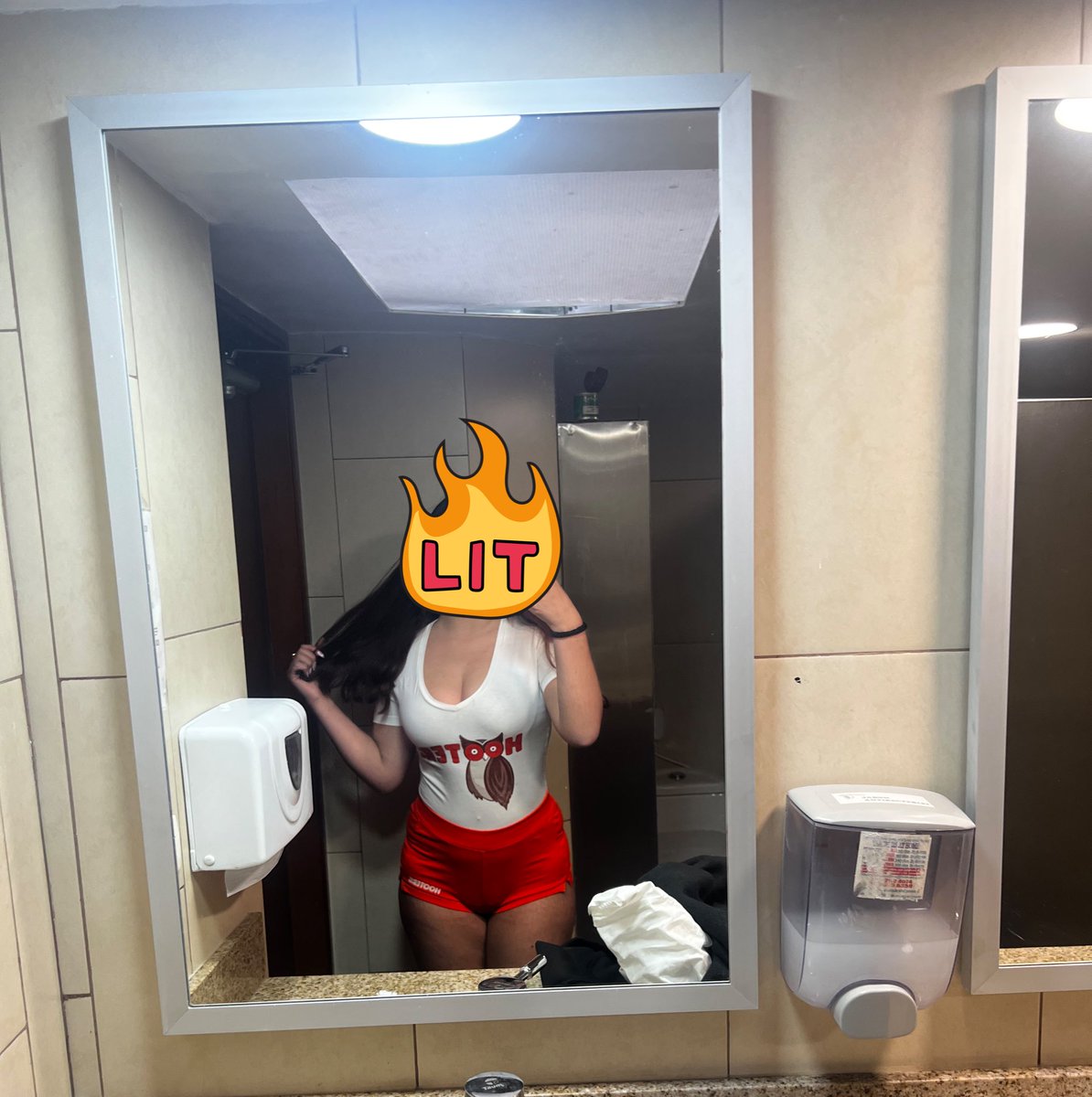 Hoy fui a una entrevista en hooters y no es por alardear pero el uniforme se me veía 10/10