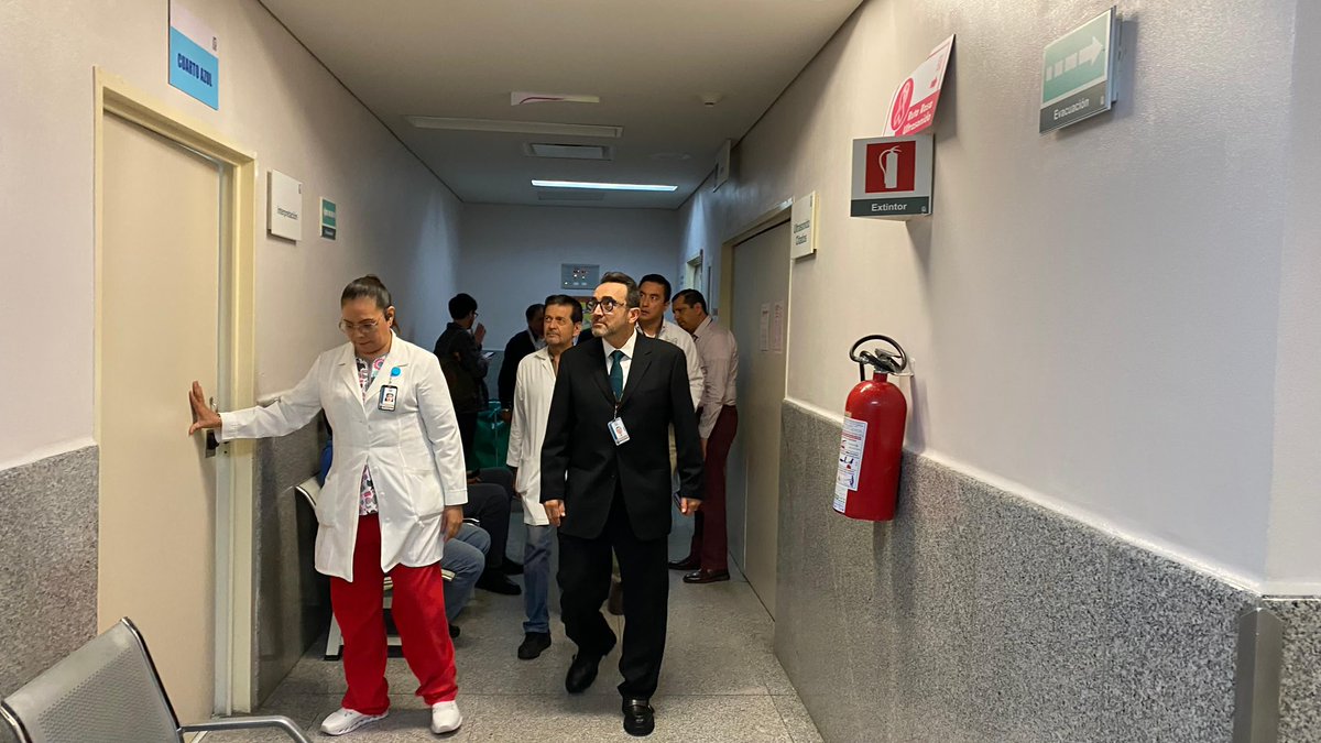 El titular del #IMSSMichoacán, Dr. <a href="/JMiguelAngel/">J Miguel A Van-Dick</a> Van-Dick Puga supervisó diversas áreas del HGR No. 1 Charo y dialogó con directivos y trabajadores con el objetivo de impulsar acciones y estrategias que mejoren la atención a la población derechohabiente.