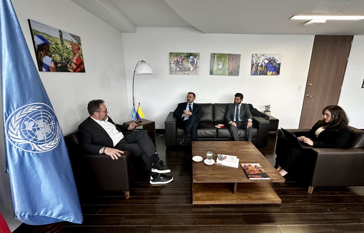Tuve una grata reunión con el Embajador <a href="/santiagoJDIPLO/">Santiago Jiménez 🏳️‍🌈🇪🇸</a> <a href="/EmbajadaEspCol/">Embajada España Col</a>, en la que conversamos sobre avances y desafíos en la implementación del #AcuerdoDePaz. Destaqué y agradecí el compromiso de España con la construcción de una paz duradera en 🇨🇴 y su apoyo a la <a href="/MisionONUCol/">Misión de la ONU en Colombia</a>.