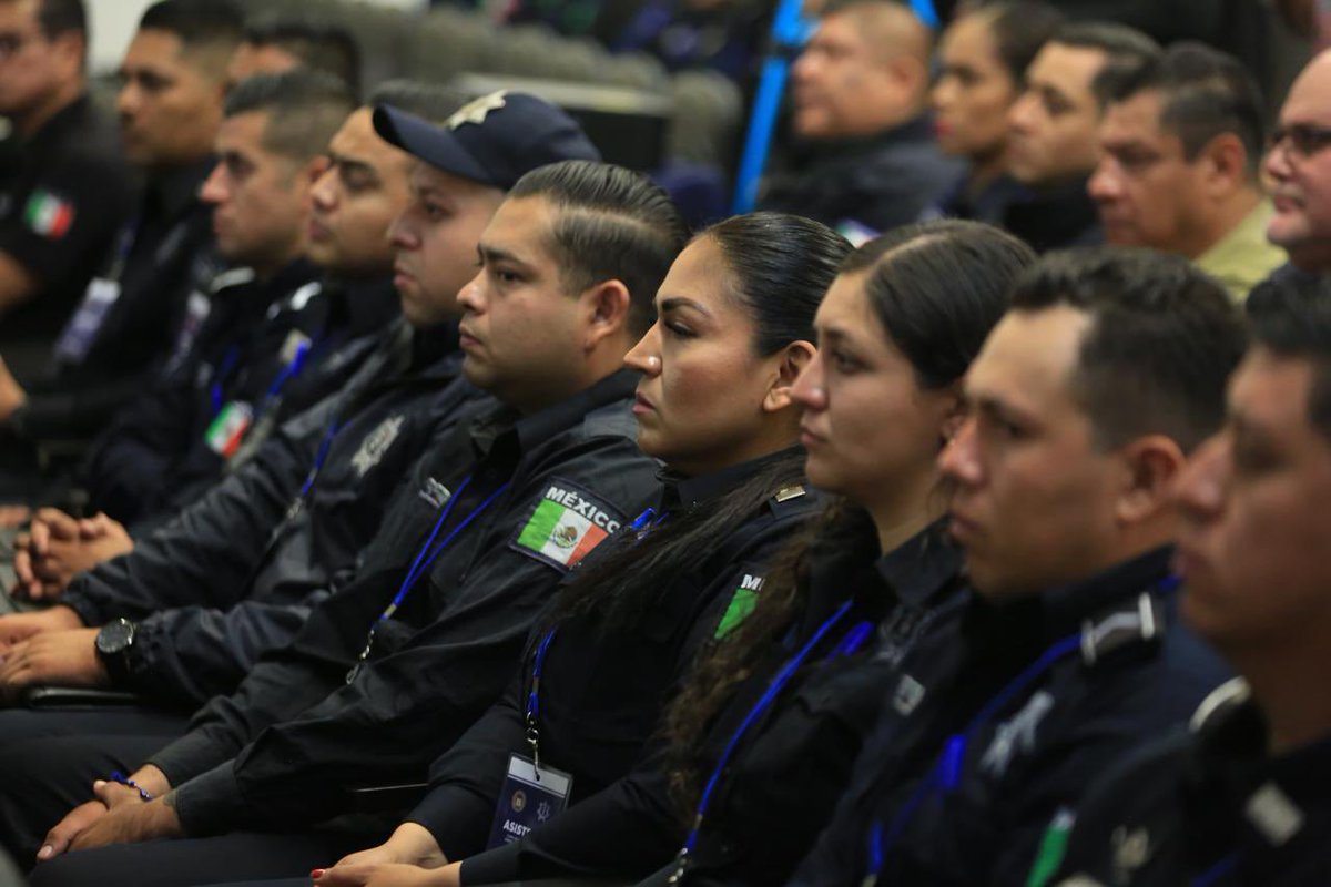 PoliciaGDL's tweet photo. Y como parte de esa perspectiva, oficiales de #Gedex recibirán junto con elementos estatales, corporaciones hermanas de la #AMG, así como de Colima, Nayarit y Michoacán, el curso “Identificación de Armas de Fuego y Explosivos”, impartido por #ATF. https://t.co/8zt9mJd07B
